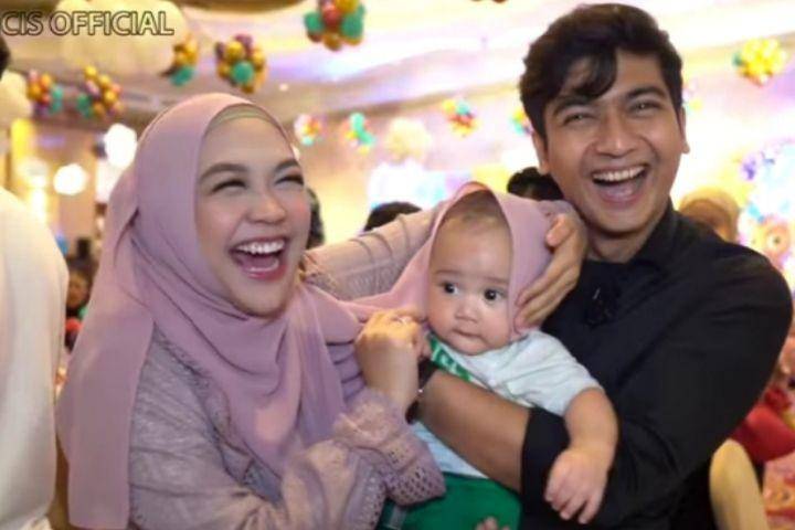 potret Ria Ricis momong bayi artis (youtube.com/Ricis Official)