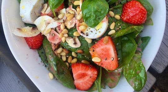 ilustrasi salad bayam stroberi (pixabay.com/Mona El Falaky)