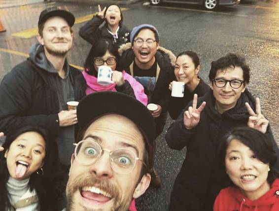kedekatan pemain Everything Everywhere All at Once di balik layar (instagram.com/michelleyeoh_official)
