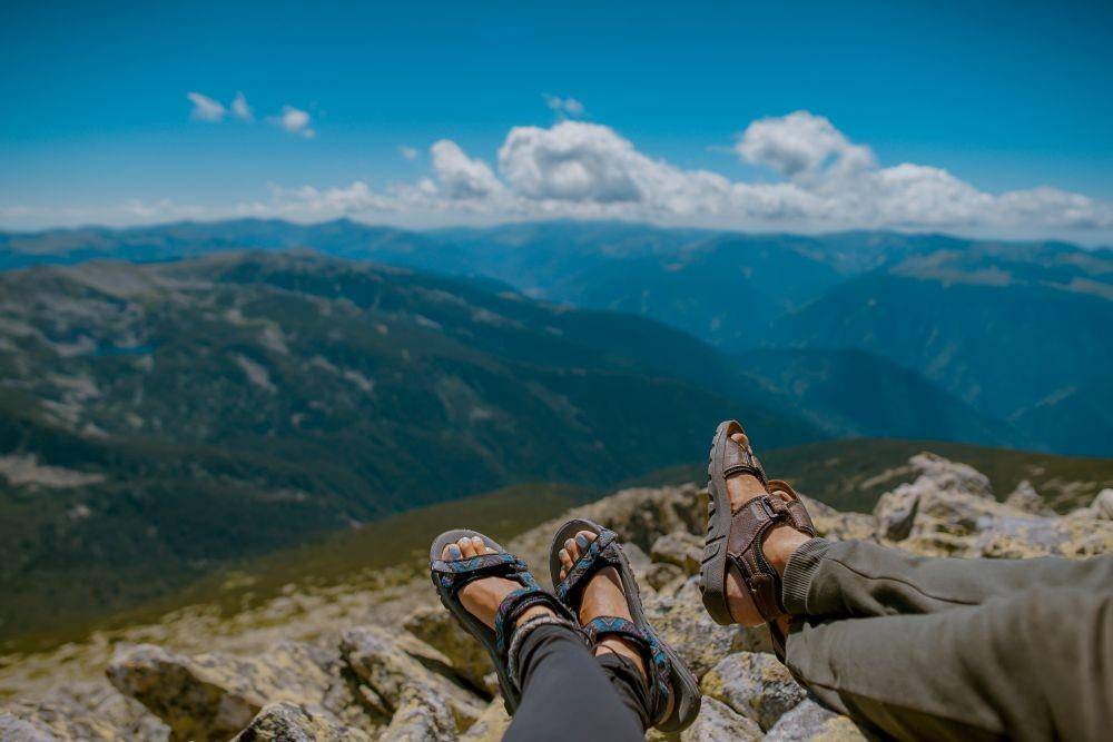Ilustrasi sendal trekking (unsplash.com/heftiba)