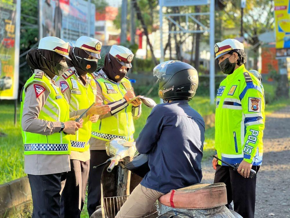 Petugas polisi lalu lintas menindaki pengendara motor pada Operasi Patuh di Makassar, Sulawesi Selatan. (Dok. Istimewa)