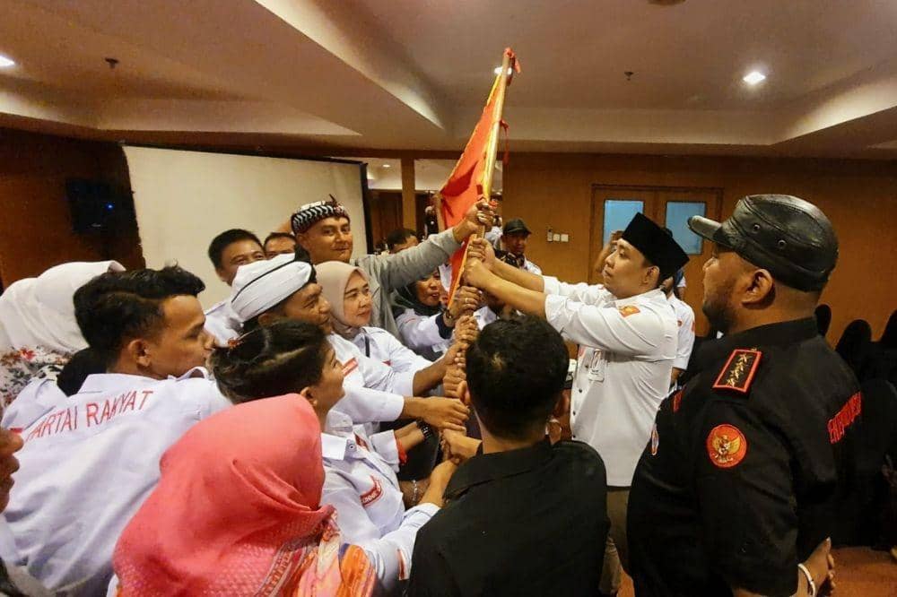 Ketua Umum Partai Rakyat, Arvindo Noviar melantik penyanyi rock, Connie Dio sebagai ketua DPD Partai Rakyat Provinsi Jawa Barat. (dok. Partai Rakyat)