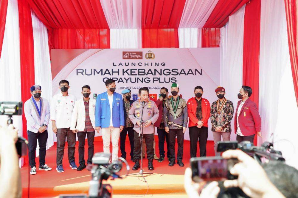 Kapolri Jenderal Listyo Sigit Prabowo meresmikan 'Rumah Kebangsaan' yang digagas oleh pemuda dan mahasiswa dari kelompok Cipayung Plus. Peresmian itu digelar di Jalan Hang Lekir, Jakarta Selatan, Senin (27/6/2022). (dok. Humas Polri)