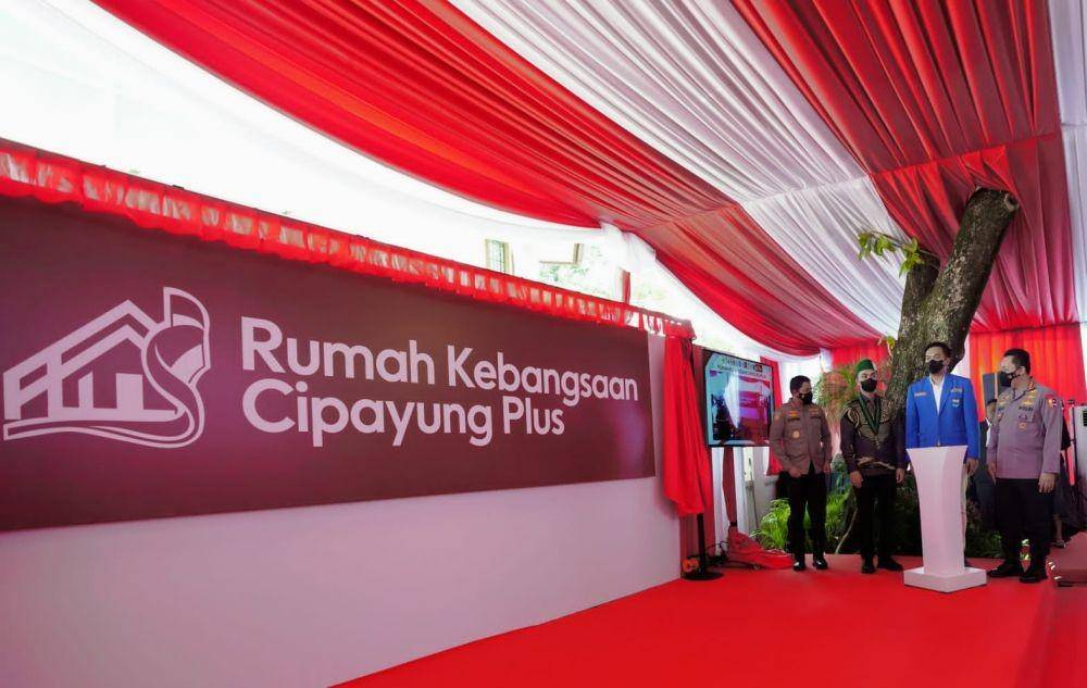 Kapolri Jenderal Listyo Sigit Prabowo meresmikan 'Rumah Kebangsaan' yang digagas oleh pemuda dan mahasiswa dari kelompok Cipayung Plus. Peresmian itu digelar di Jalan Hang Lekir, Jakarta Selatan, Senin (27/6/2022). (dok. Humas Polri)