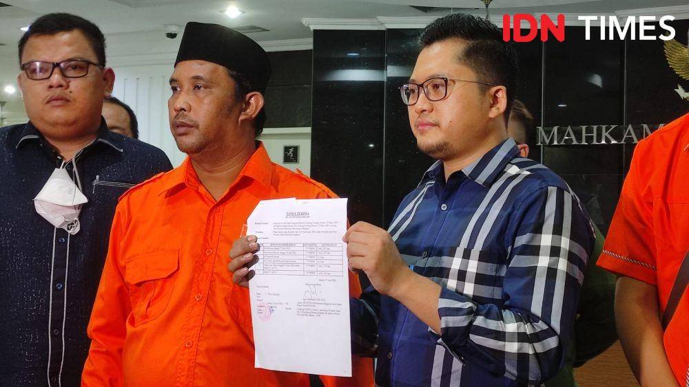 Wakil Presiden Partai Buruh, Agus Supriyadi dan jajarannya di Mahkamah Konstitusi, Jakarta Pusat. (IDN Times/Yosafat Diva)