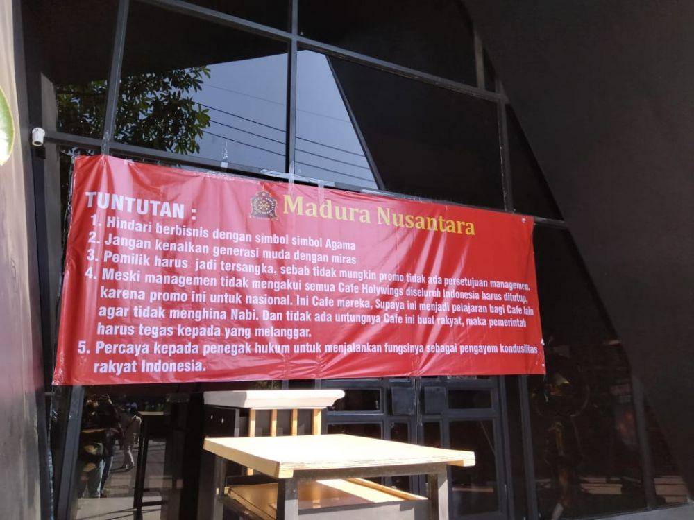 Massa dari Ormas Madura Nusantara saat mendatangi Holywings Surabaya, Senin (27/6/2022). (Dok. Istimewa)