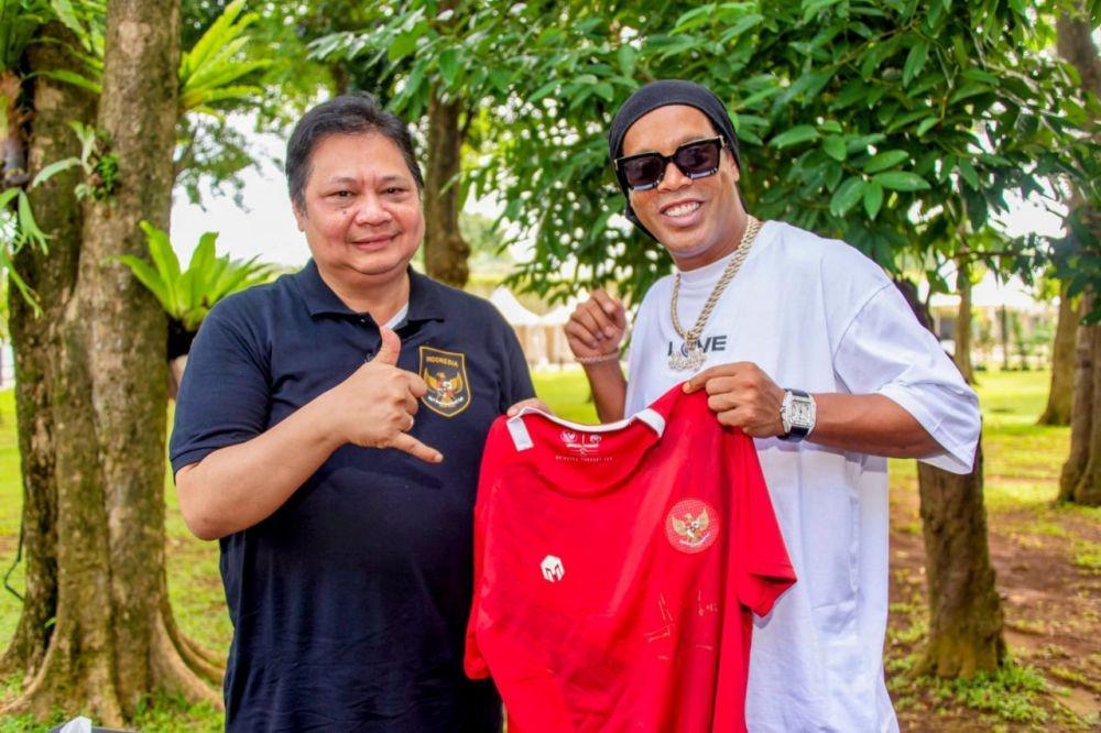 Bersua Ronaldinho, Airlangga Singgung Pembinaan Usia Dini
