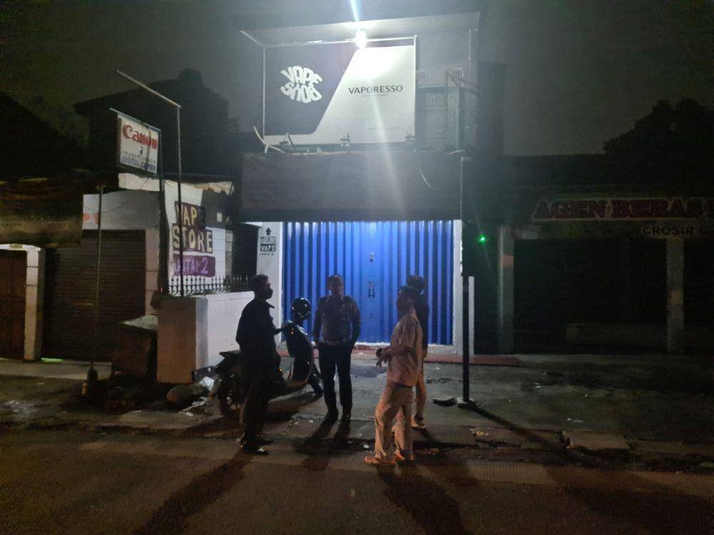 Anggota Polsek Cimanggis melakukan olah TKP di Jalan Raya Cilangkap, Kecamatan Tapos, Kota Depok. (Istimewa)