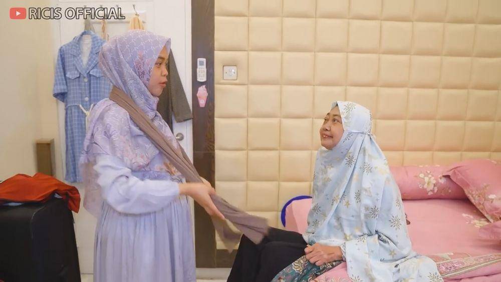 kejutan Ria Ricis untuk ibunda (youtube.com/riaricis1795)
