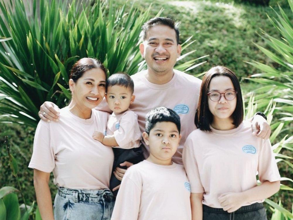 9 Potret Pasangan Tata Janeeta dan Raden Brotoseno, Kompak dengan Anak