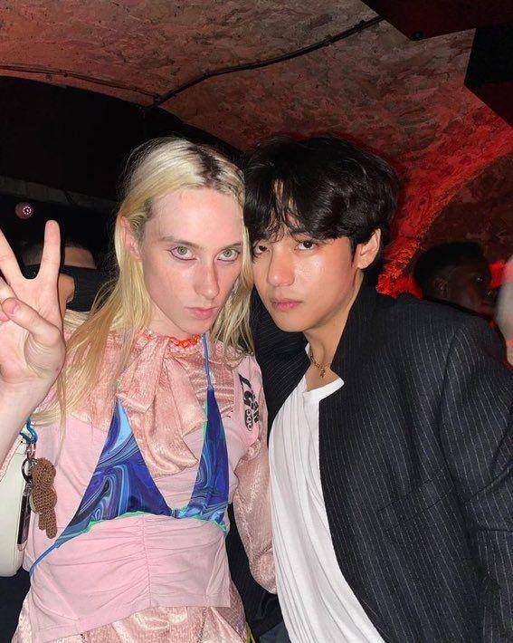 Kim Taehyung di Celine Paris Men's Fashion Week (Instagram.com/angel__emoji)