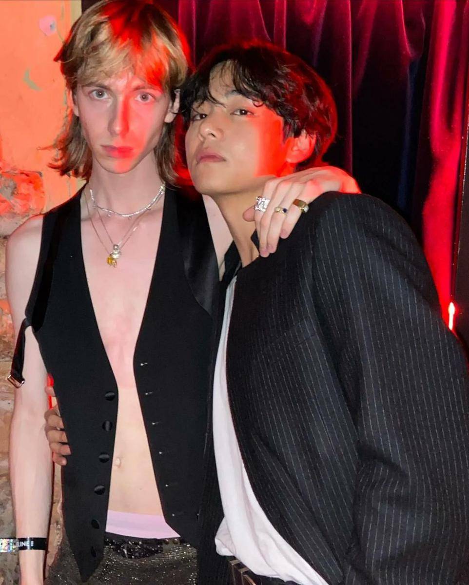 Kim Taehyung di Celine Paris Men's Fashion Week (Instagram.com/gabrieleventurii)