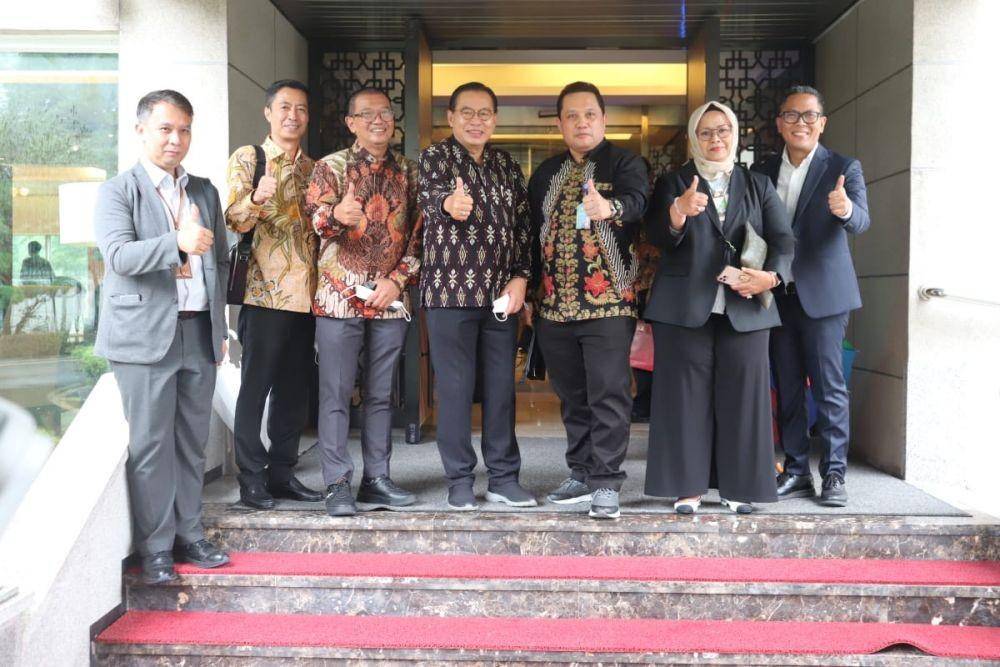 Direktur Jenderal Pembinaan Penempatan Tenaga Kerja dan Perluasan Kesempatan Kerja Kemnaker, Suhartono, saat bertemu dengan Duta Besar Luar Biasa dan Berkuasa Penuh RI untuk Korea Selatan, Gandi Sulistiyanto, pada kegiatan Pendampingan Kunjungan Kerja Luar Negeri Komisi IX DPR-RI, Senin (27/6), di Seoul waktu setempat. (Dok. Kemnaker)