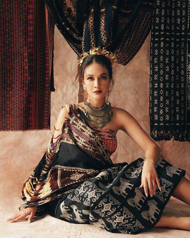 Luna Maya (instagram.com/doleytobing)