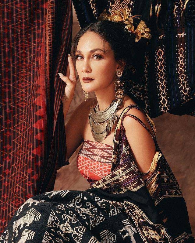 Luna Maya (instagram.com/doleytobing)