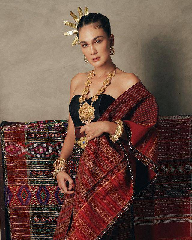 Luna Maya dengan kain ulos Batak (instagram.com/lunamaya)