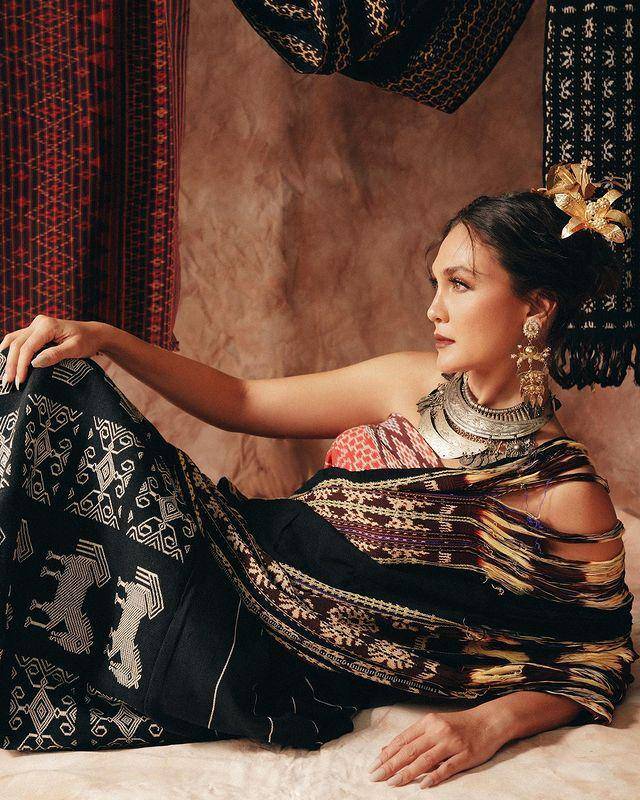 Luna Maya (instagram.com/doleytobing)