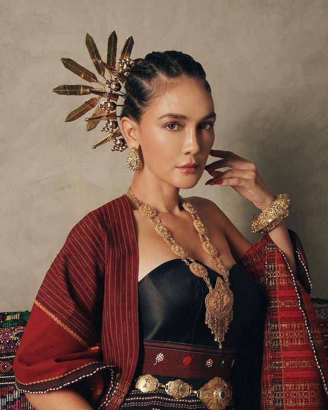Luna Maya dengan kain ulos Batak (instagram.com/lunamaya)