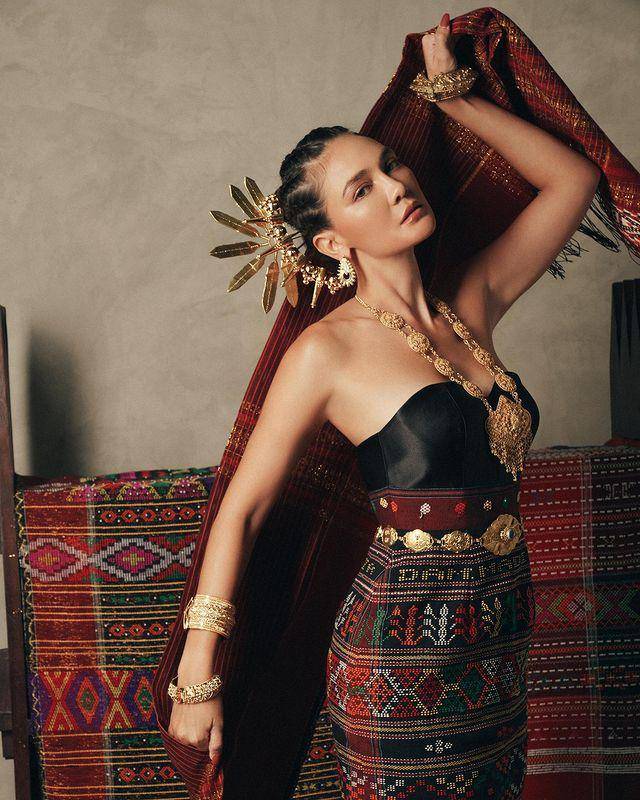 Luna Maya dengan kain ulos Batak (instagram.com/lunamaya)