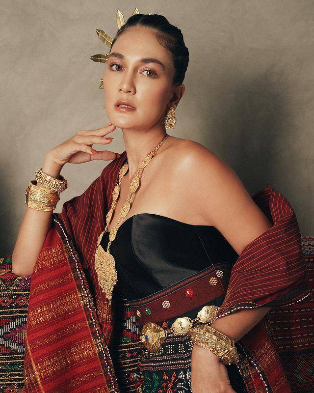 Luna Maya dengan kain ulos Batak (instagram.com/lunamaya)