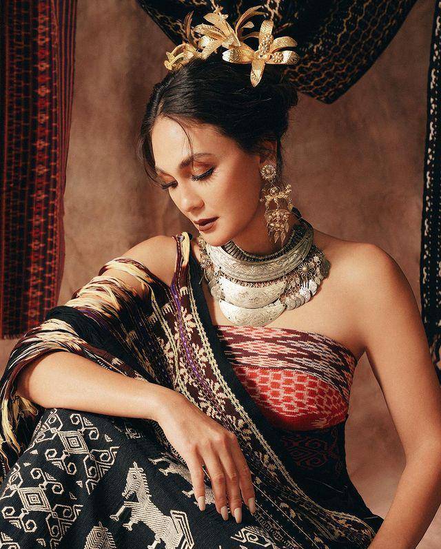 Luna Maya (instagram.com/doleytobing)