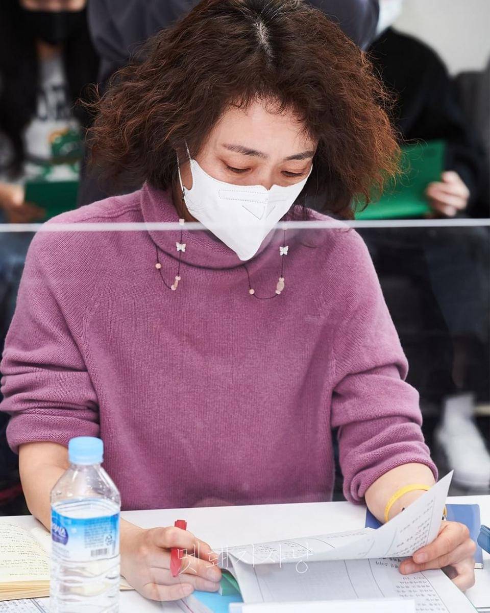 Kim Soo Jin di pembacaan naskah drama Boar Hunting (instagram.com/mbcdrama_now)