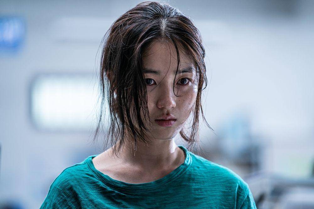 Kim Hye Yoon di The Girl on A Bulldozer (dok. M-Line/The Girl on A Bulldozer)