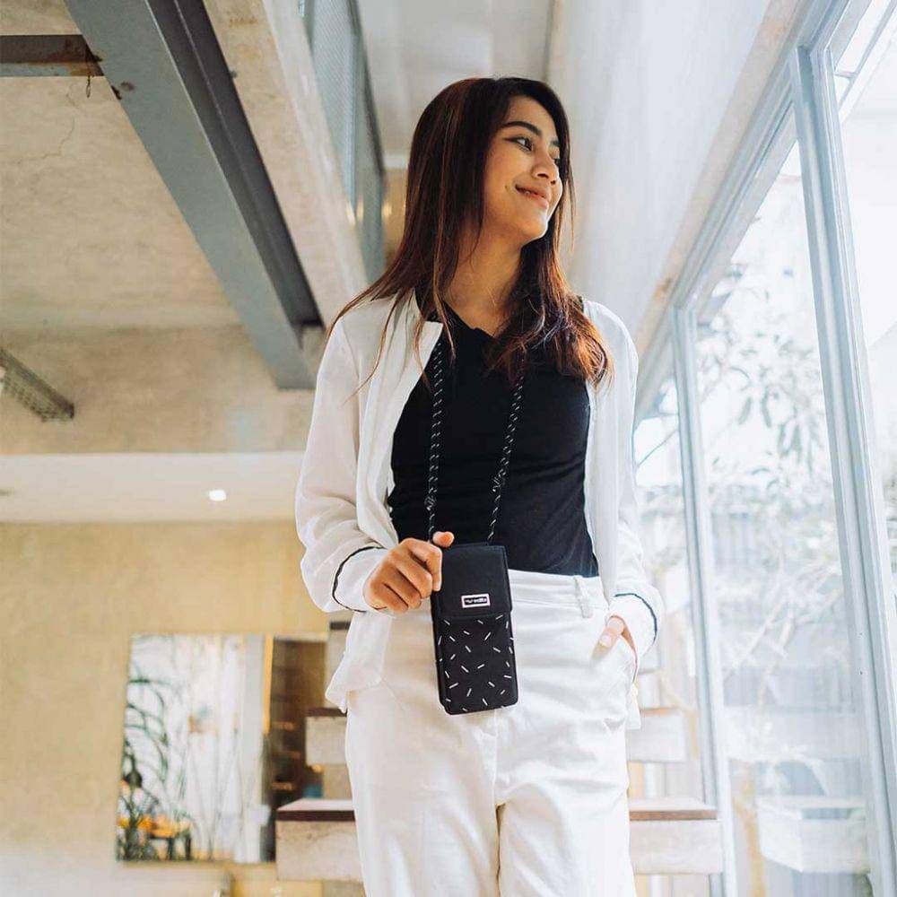 Dale Phone Wallet Sprinkle Black dari Yeo Studio (shopee.co.id/wallts)