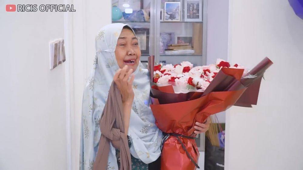 kejutan Ria Ricis untuk ibunda (youtube.com/riaricis1795)