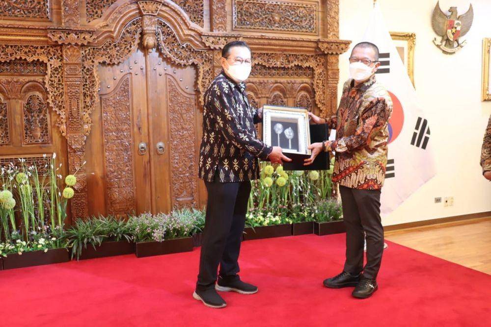 Direktur Jenderal Pembinaan Penempatan Tenaga Kerja dan Perluasan Kesempatan Kerja Kemnaker, Suhartono, saat bertemu dengan Duta Besar Luar Biasa dan Berkuasa Penuh RI untuk Korea Selatan, Gandi Sulistiyanto, pada kegiatan Pendampingan Kunjungan Kerja Luar Negeri Komisi IX DPR-RI, Senin (27/6), di Seoul waktu setempat. (Dok. Kemnaker)