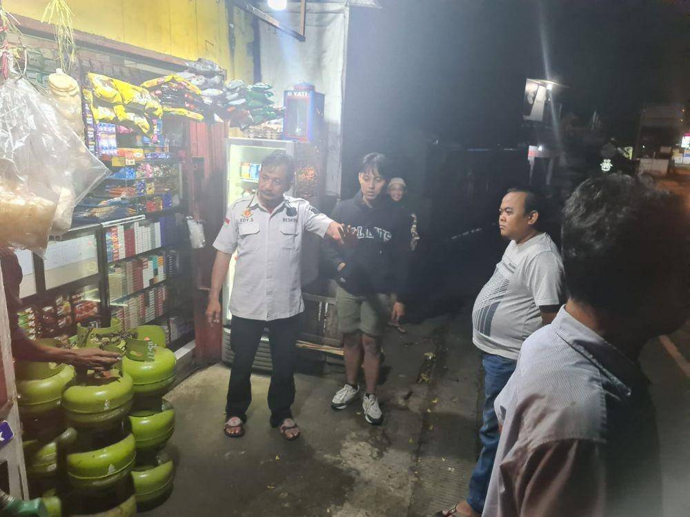 Anggota Polsek Cimanggis melakukan olah TKP di Jalan Raya Cilangkap, Kecamatan Tapos, Kota Depok. (Istimewa)