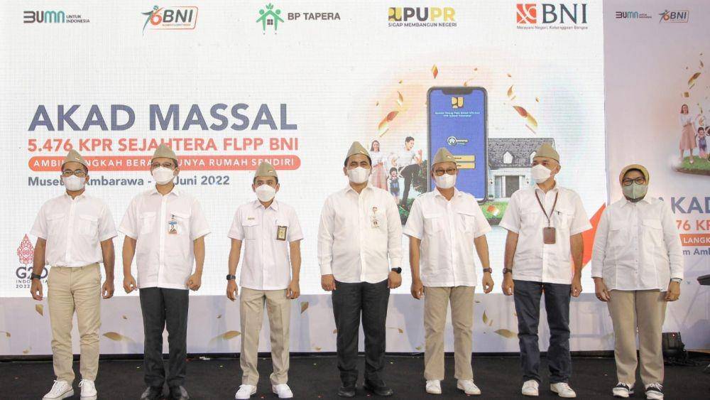 Dalam rangkaian perayaan Hari Ulang Tahun Ke-76 BNI, perseroan menggelar akad kredit pemilikan rumah (KPR) sejahtera secara massal BNI untuk 5.476 debitur dengan skema fasilitas likuiditas pembiayaan perumahan (FLPP) di Museum Kereta Api Ambarawa Semarang, Selasa (28/6). (Dok. BNI)