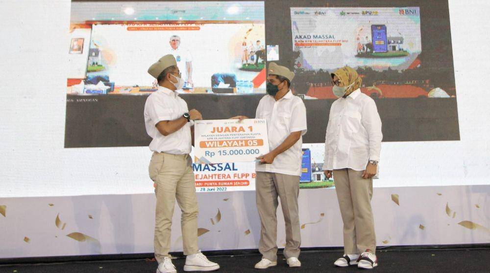 Dalam rangkaian perayaan Hari Ulang Tahun Ke-76 BNI, perseroan menggelar akad kredit pemilikan rumah (KPR) sejahtera secara massal BNI untuk 5.476 debitur dengan skema fasilitas likuiditas pembiayaan perumahan (FLPP) di Museum Kereta Api Ambarawa Semarang, Selasa (28/6). (Dok. BNI)