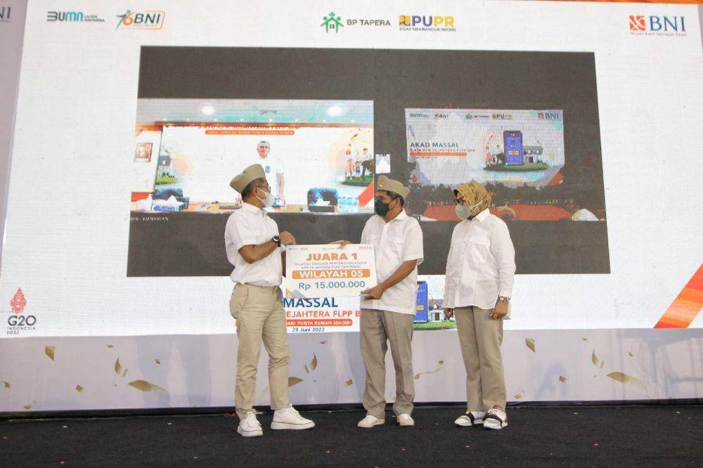 Dalam rangkaian perayaan Hari Ulang Tahun Ke-76 BNI, perseroan menggelar akad kredit pemilikan rumah (KPR) sejahtera secara massal BNI untuk 5.476 debitur dengan skema fasilitas likuiditas pembiayaan perumahan (FLPP) di Museum Kereta Api Ambarawa Semarang, Selasa (28/6). (Dok. BNI)
