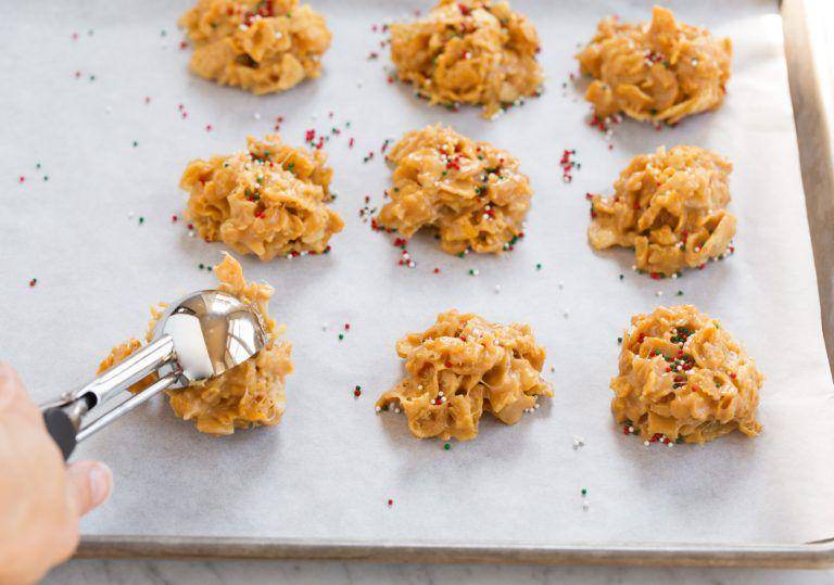 ilustrasi memanggang cornflakes cookies (cookingclassy.com)