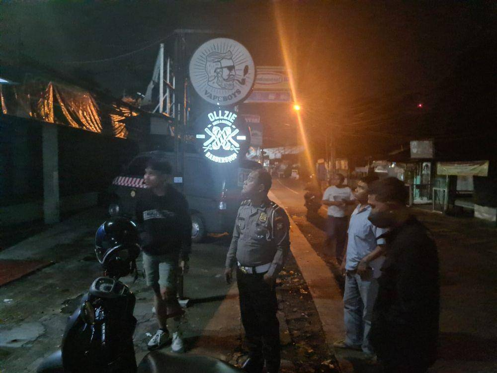 Anggota Polsek Cimanggis melakukan olah TKP di Jalan Raya Cilangkap, Kecamatan Tapos, Kota Depok. (Istimewa)