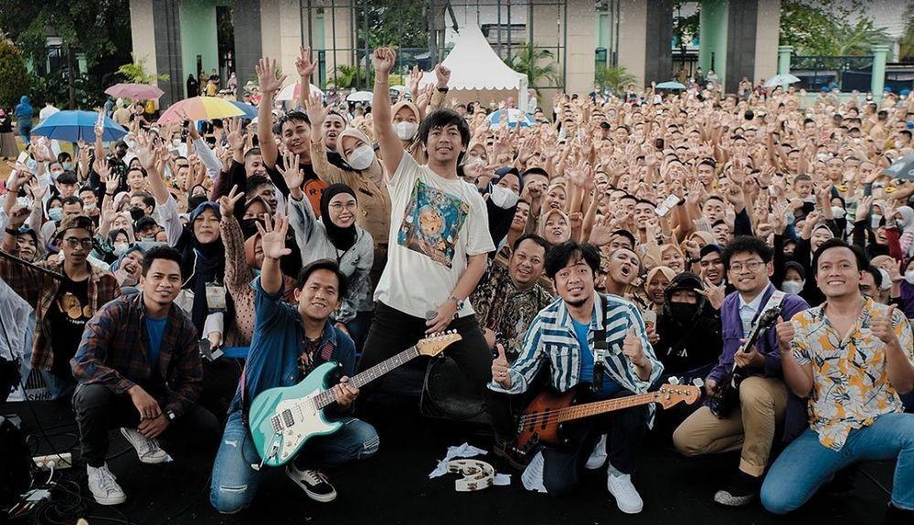 Lirik Lagu Takjub - d'Masiv, Mengagumi Pujaan Hati