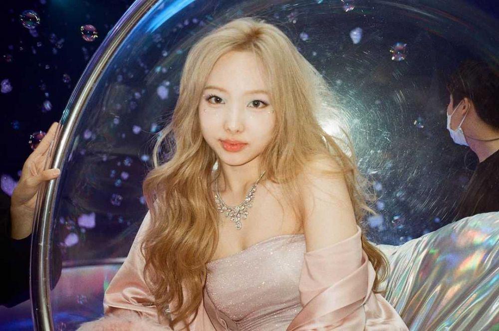 9 Harga Outfit di Debut Solo Nayeon Twice Bertajuk Pop