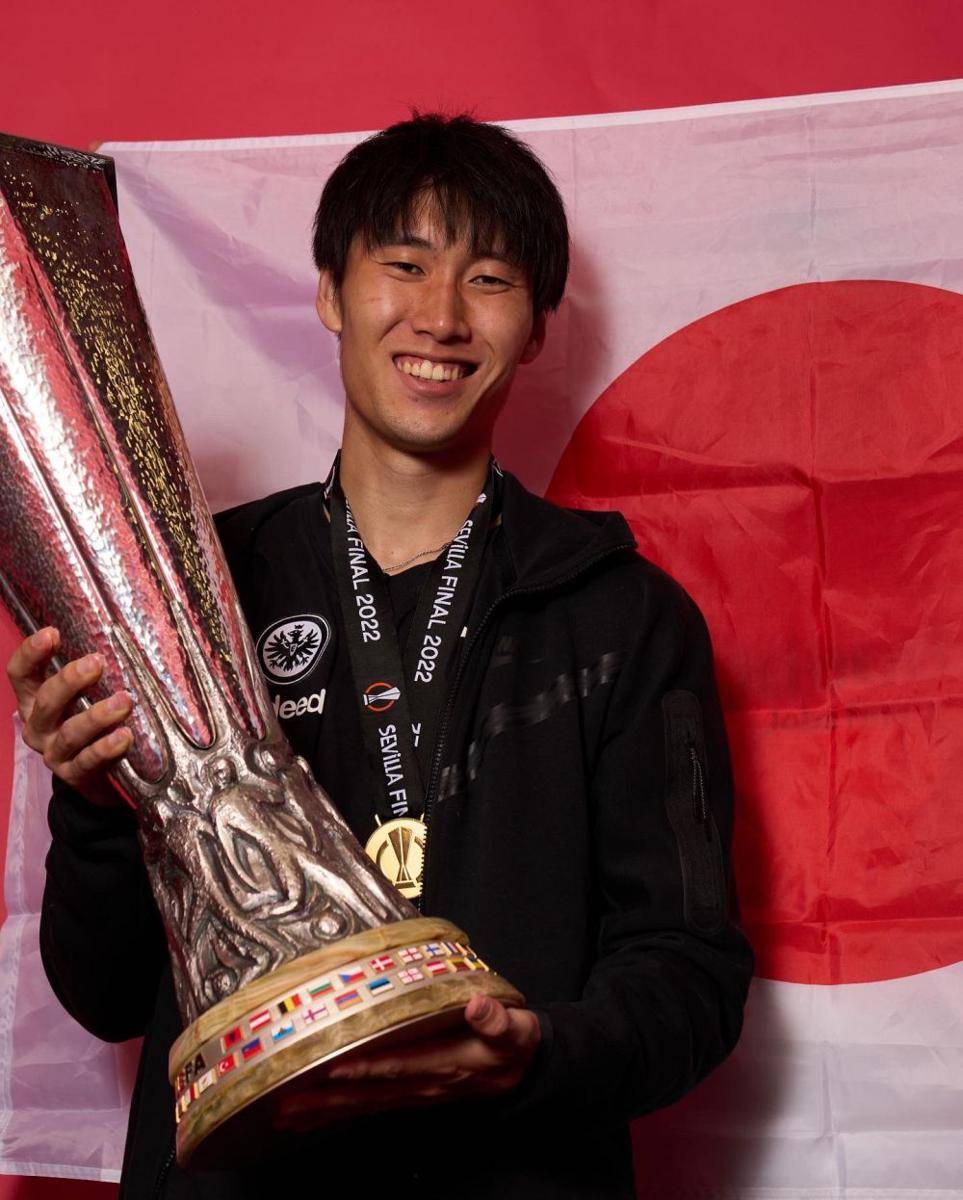 Daichi Kamada saat menangkat trofi Liga Europa. (twitter.com/sagantos24)