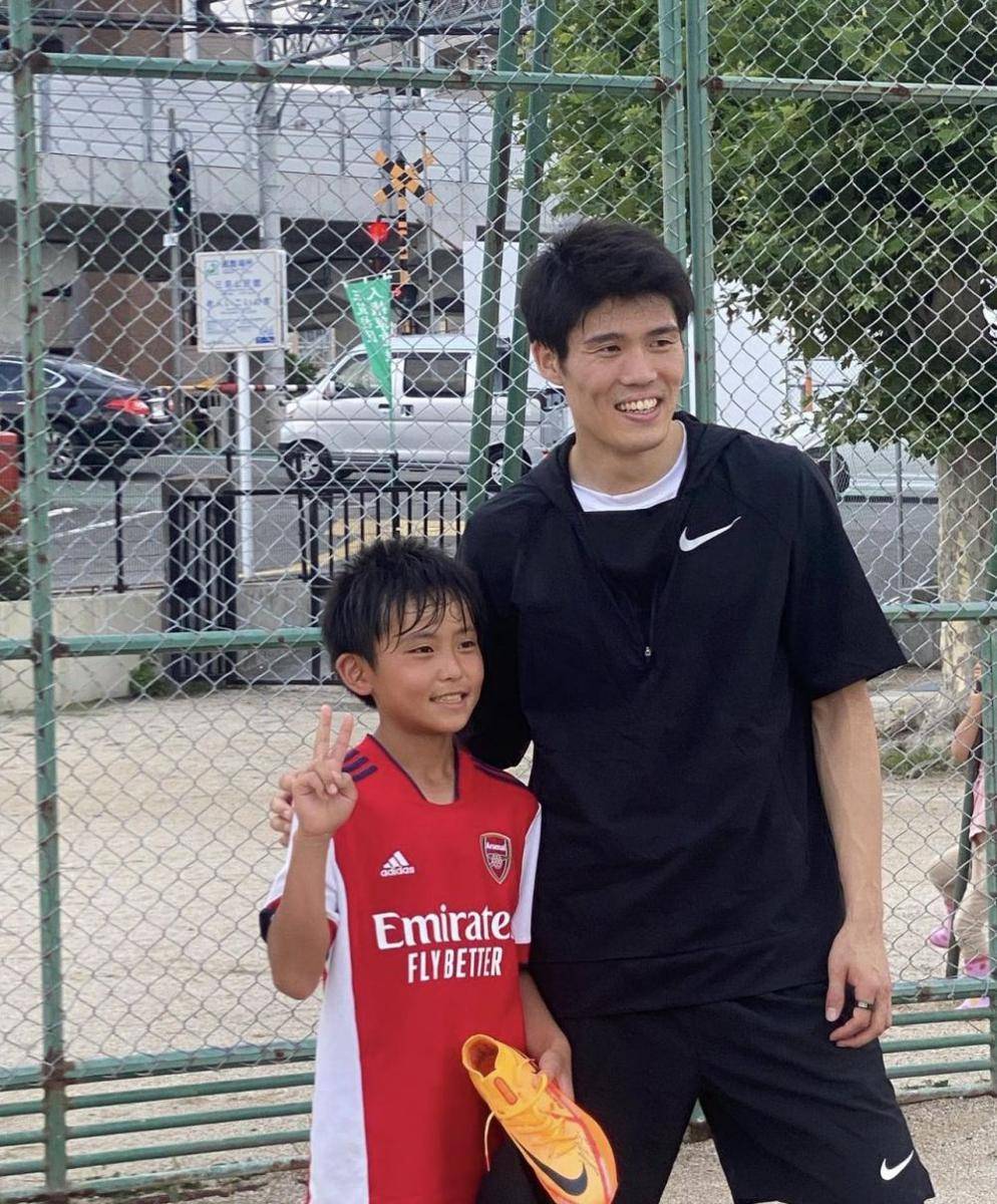 Takehiro Tomiyasu berpose bersama pemain muda Avispa Fukuoka. (twitter.com/afcstuff)