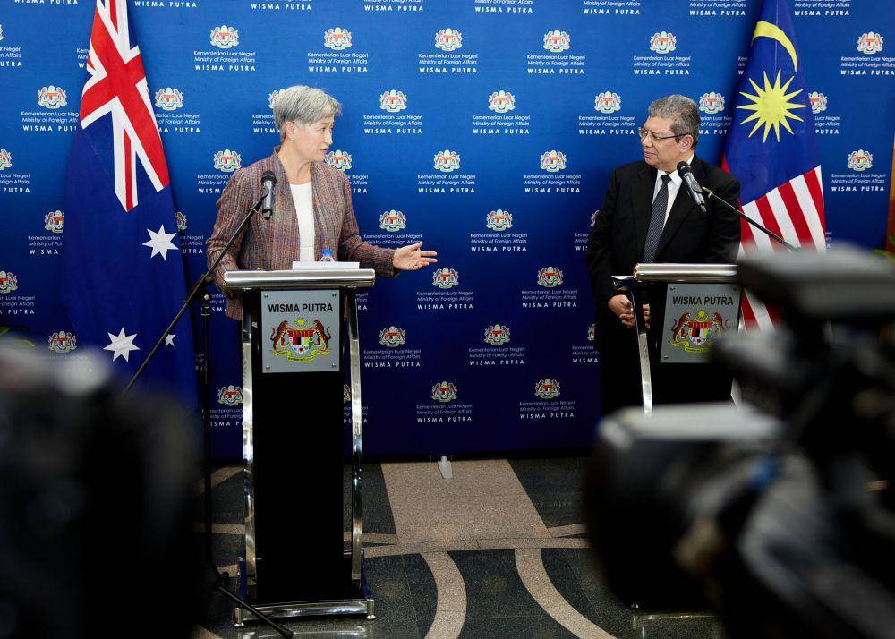 Menlu Australia Penny Wong dan Menlu Malaysia Saifuddin Abdullah (Twitter.com/ Senator Penny Wong)