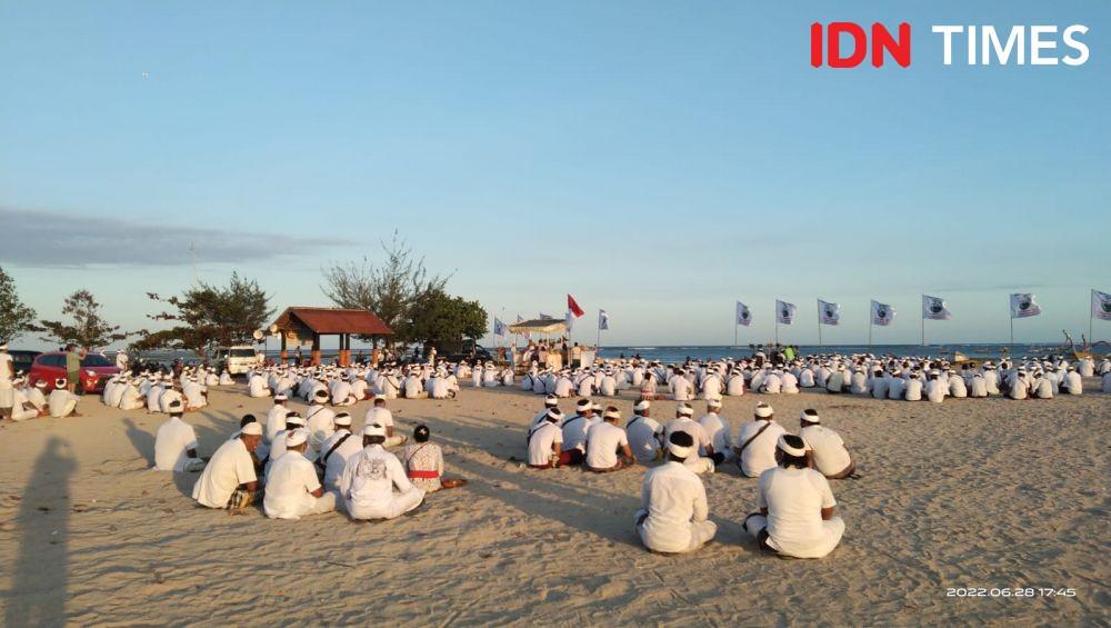Tolak Terminal LNG, Desa Adat Intaran Sanur Mohon Kekuatan Lautan