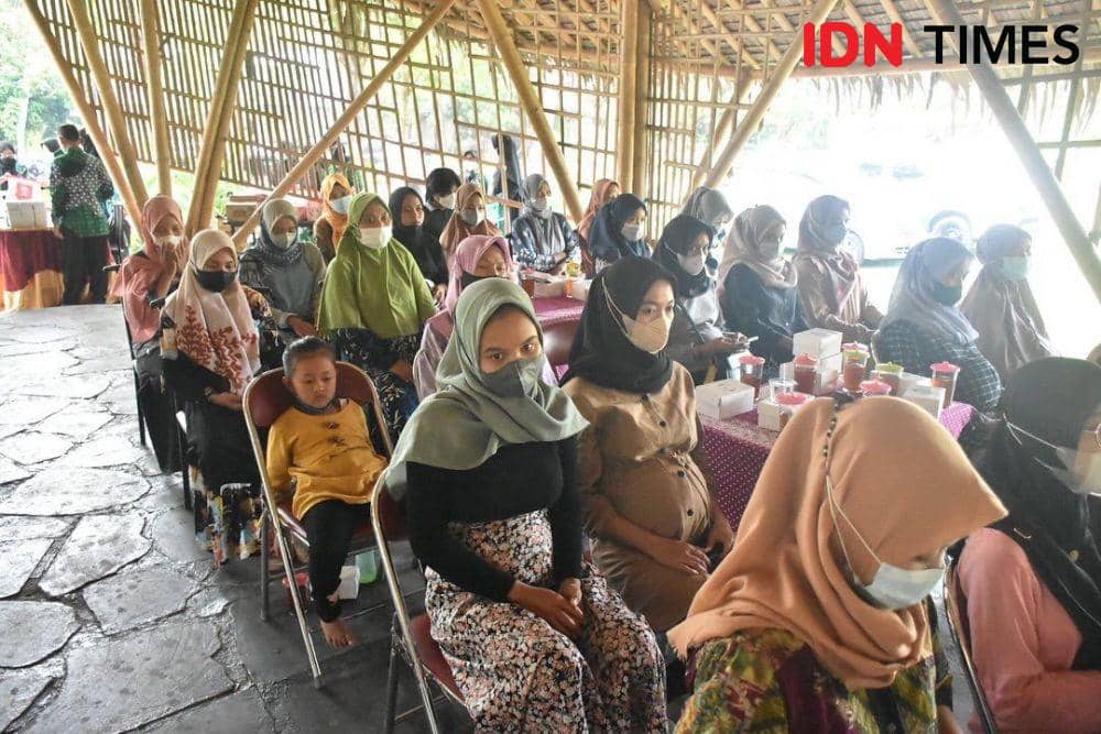 Ilustrasi ibu hamil. (IDN Times/Daruwaskita)