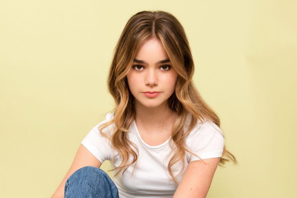 10 Pesona Isabella Sermon, Bintang Jurassic World Bikin Susah Kedip