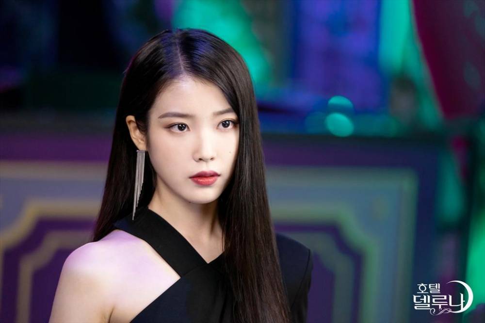 IU sebagai Jang Man Weol dalam Hotel del Luna (2019) (dok.tvN/Hotel del Luna)