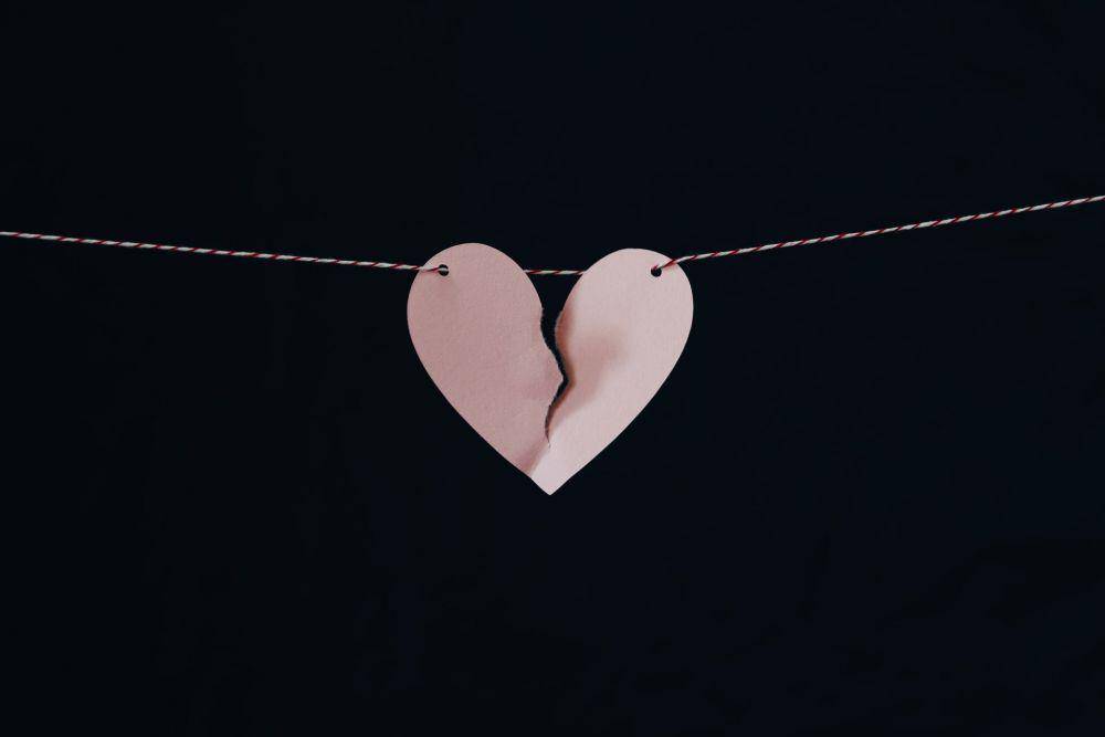 ilustrasi patah hati (unsplash.com/Kelly Sikkema)