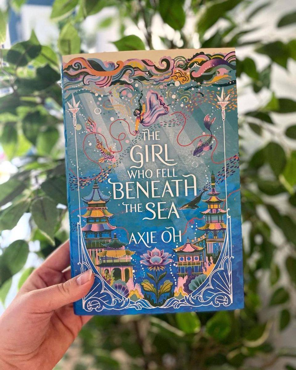 novel The Girl Who Fell Beneath the Sea (instagram.com/l.ovebooks)
