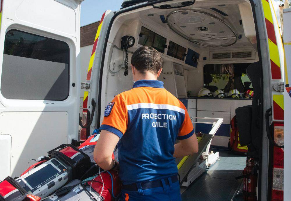 ilustrasi mengangkut pasien ke dalam ambulans (unsplash.com/Michel E)