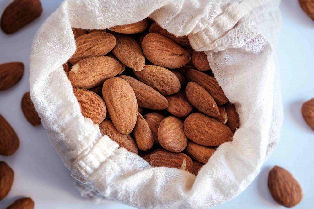 ilustrasi kacang almond (Unsplash/Nacho Fernández)