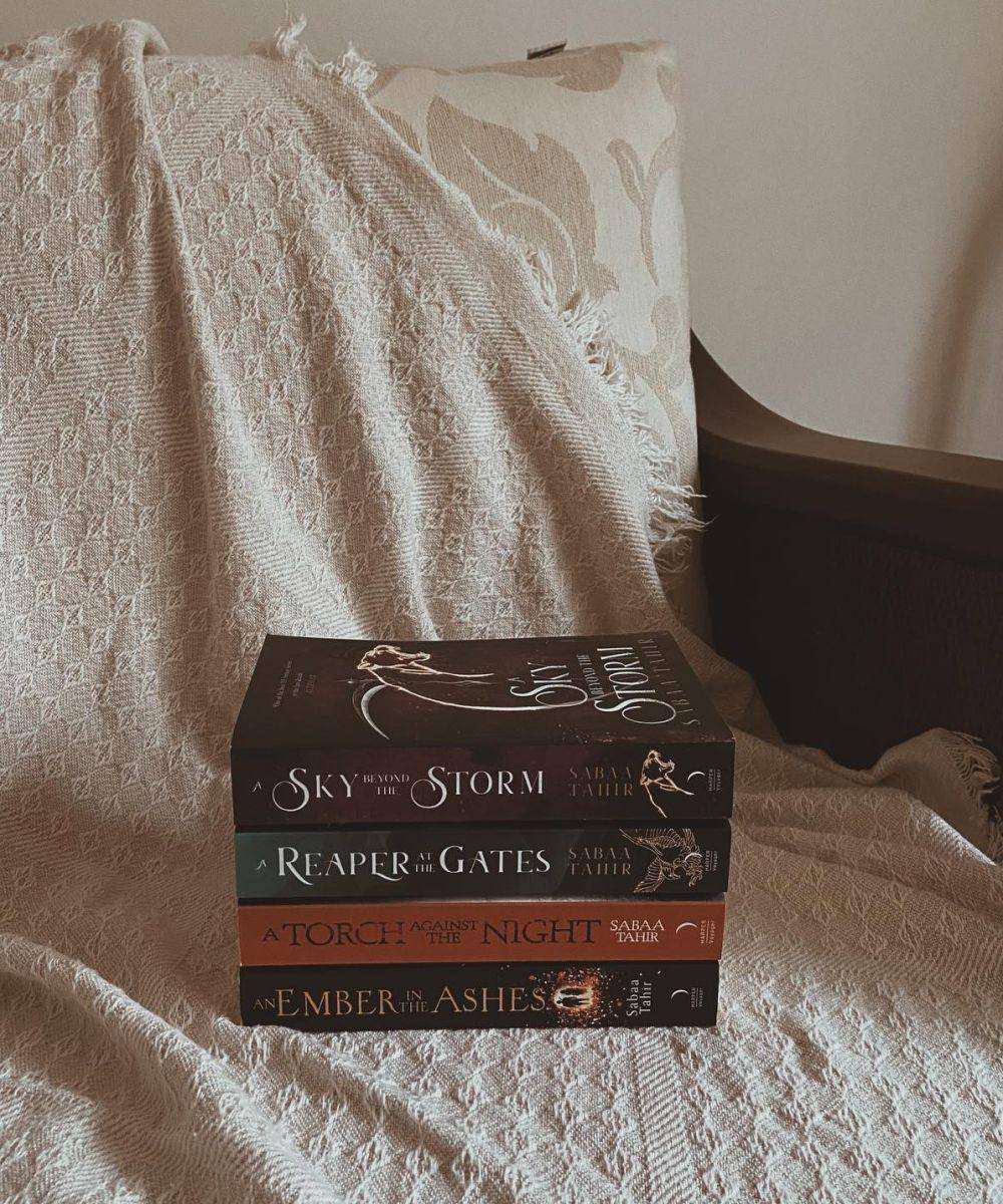 novel tetralogi An Ember on the Ashes (instagram.com/owlsreads)